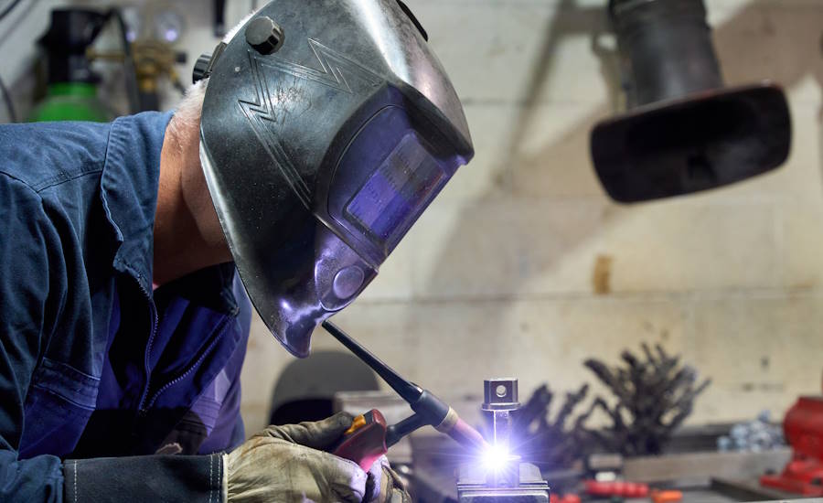 när man svetsar tryggt och säkert i arbetet så innebär det svetshjälm svetshandskar andningsskydd och såklart ett bra punktutsug som samlar upp svetsröken innan den ens tar sig till området kring ansiktet