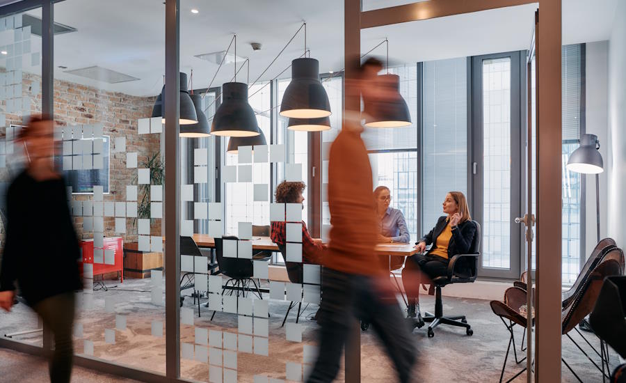 snygg och tydlig kontrastmarkering på detta glasparti här har man kombinerat estetik med säkerhet en win-win lösning helt enkelt