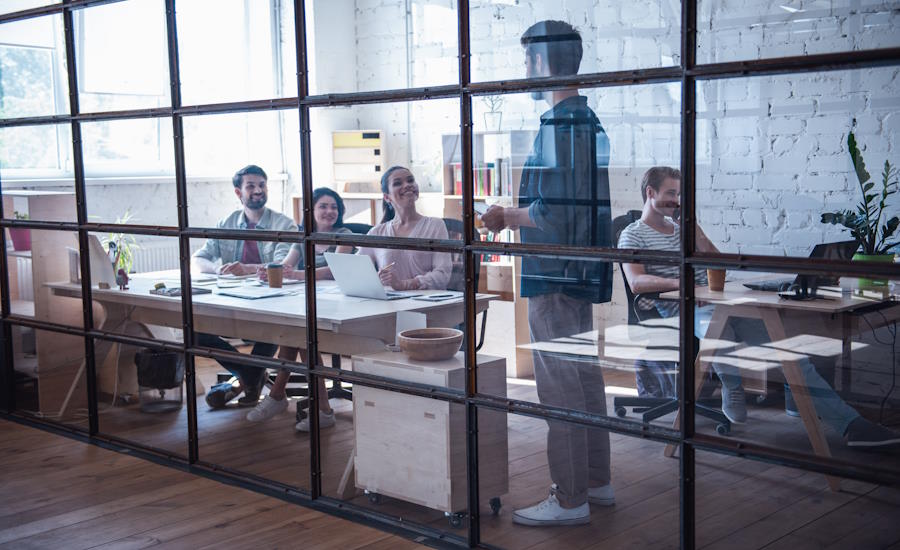 notera att kontrastmarkering endast behöver användas om spröjs eller bröstning saknas vilket annars agerar som tydlig markering något som är väldigt vanligt för industriväggar eller så kallade New York style glasväggar