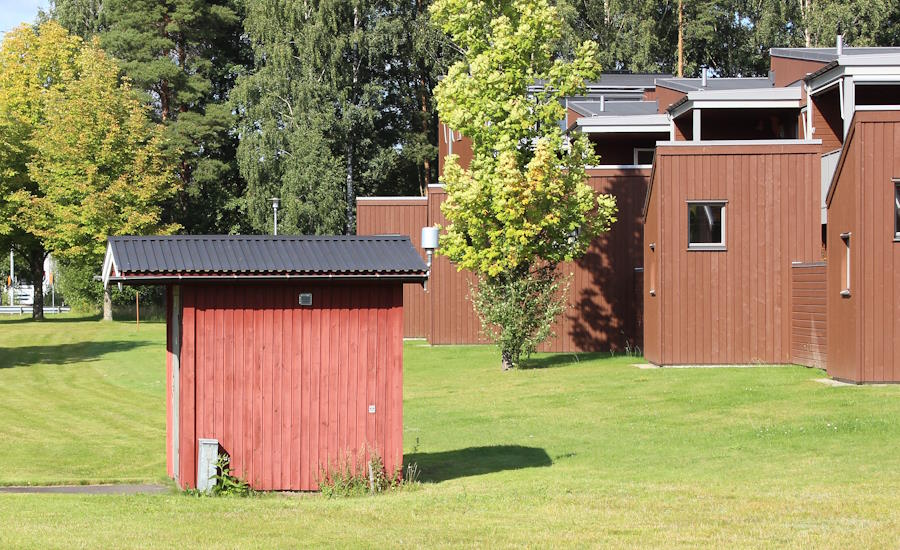 en permanent monterad transformatorstation vid ett nybyggt lägenhetskomplex i Småland som bilden visar så är det ett visst avstånd till byggnaderna för att man inte ska behöva bo alltför nära