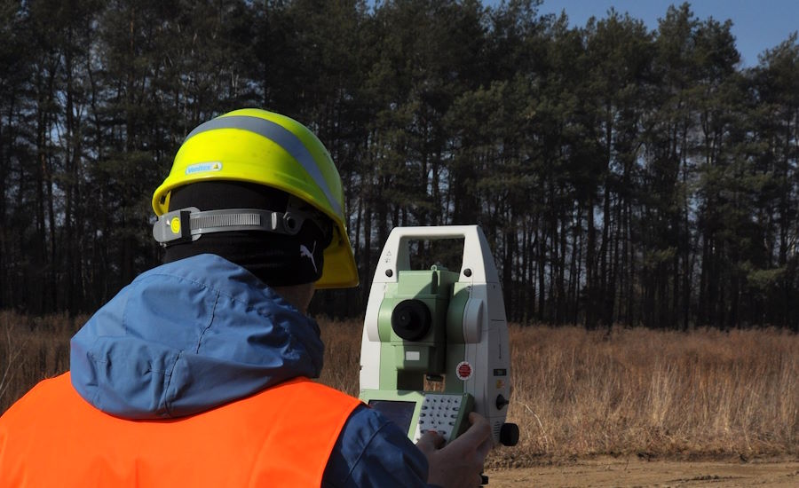 det krävs en gedigen teknisk kompetens och utbildning vid arbete med ett så pass avancerat verktyg som en totalstation faktiskt är