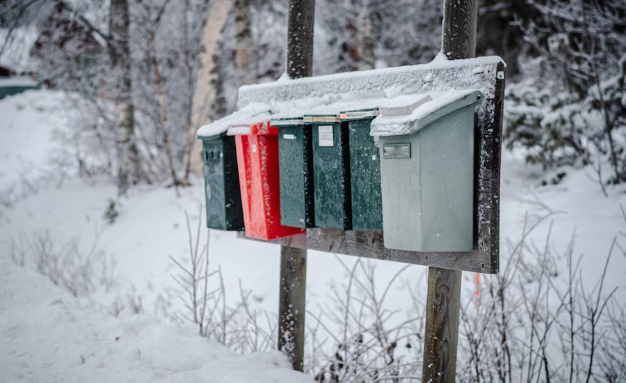 såhär brukar det se ut på landsbygden i Sverige där har man samlat ihop sedvanliga postlådor till en central punkt ypperligt tillfälle att uppdatera till en fastighetsbox